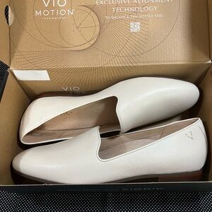 Vionic Black Shoe Box

Willa II Crème. Brand new. 
Size 10
